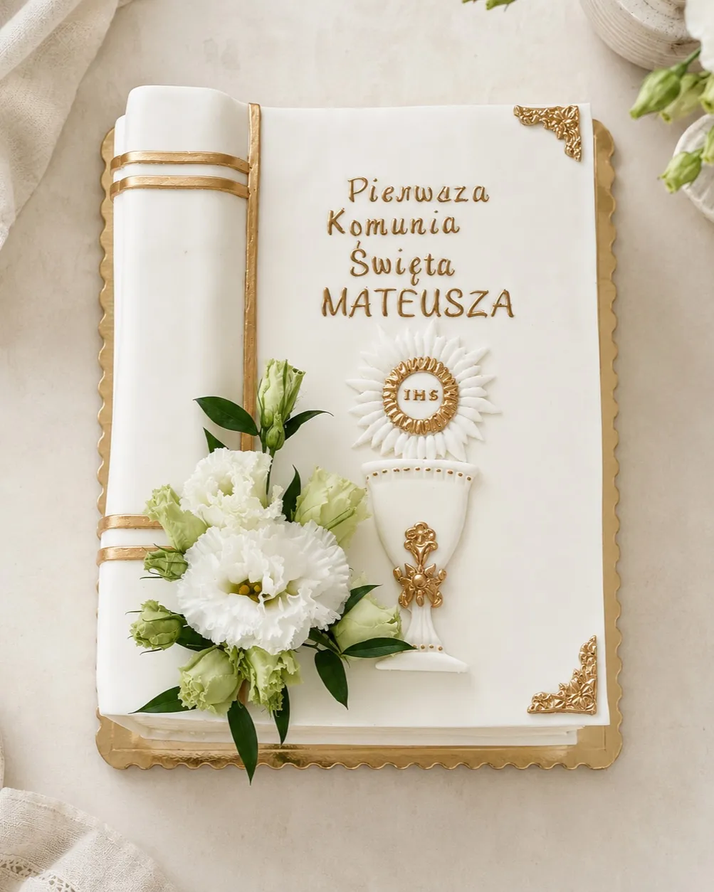 Tort w kształcie księgi z góry z kielichem, hostią i bukietem eustomy